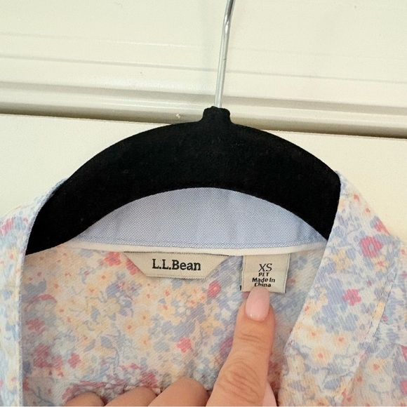 L.L. Bean Women's Floral Short Sleeve Button Down Shirt - Picture 3 of 6